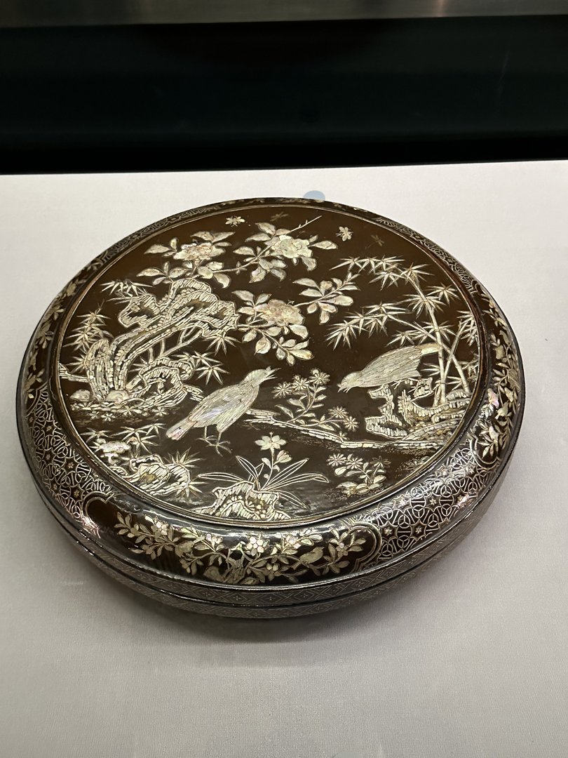 spotted this INCREDIBLE mother-of-pearl inlay box at the tokyo national museum - dan couldn't resist getting a pic of the birds and bamboo design